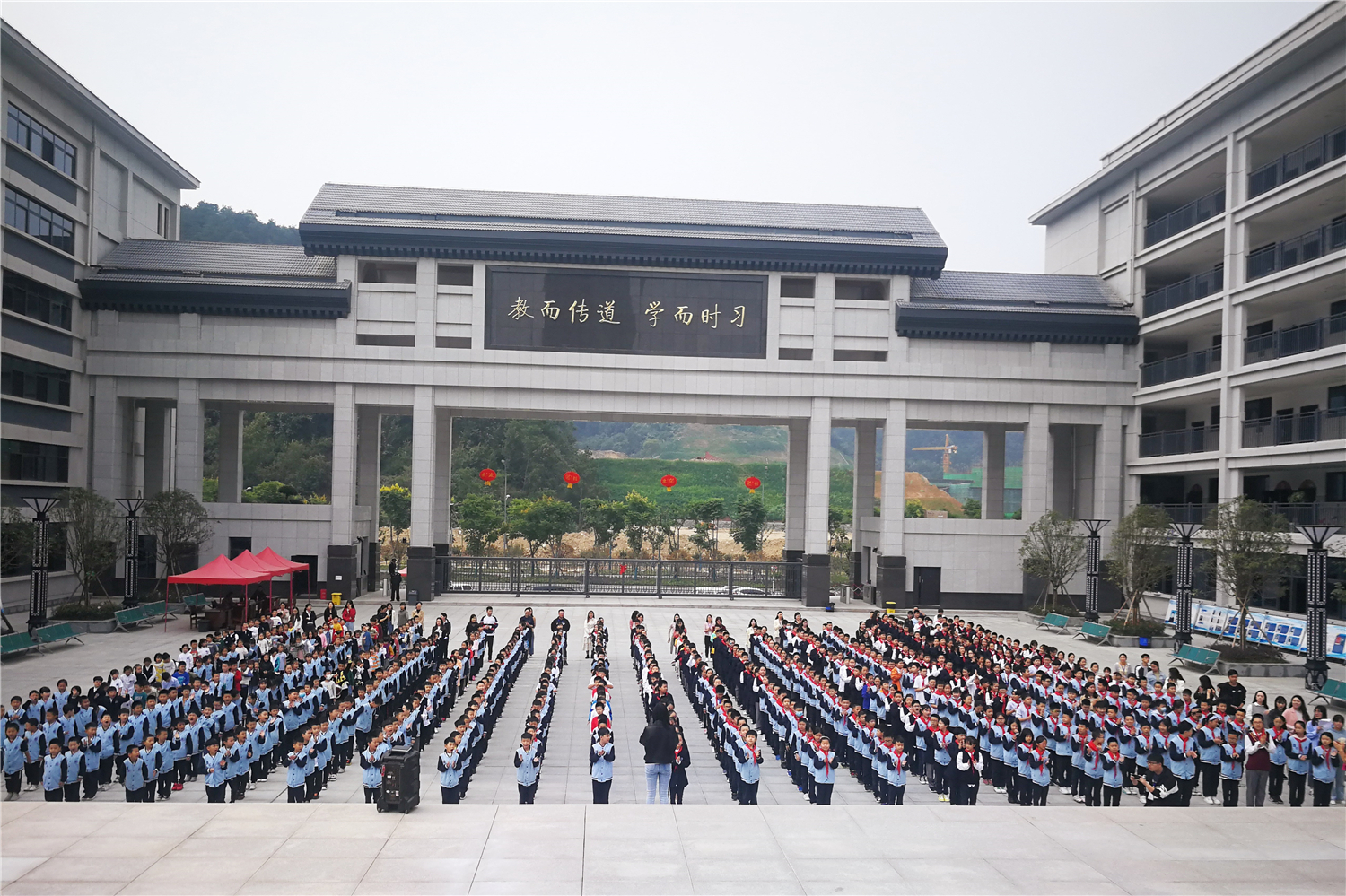 谆谆教诲寄厚望，莘莘学子展风采——小学举行首次月考表彰大会暨“祖国在我心中”主题活动启动仪式